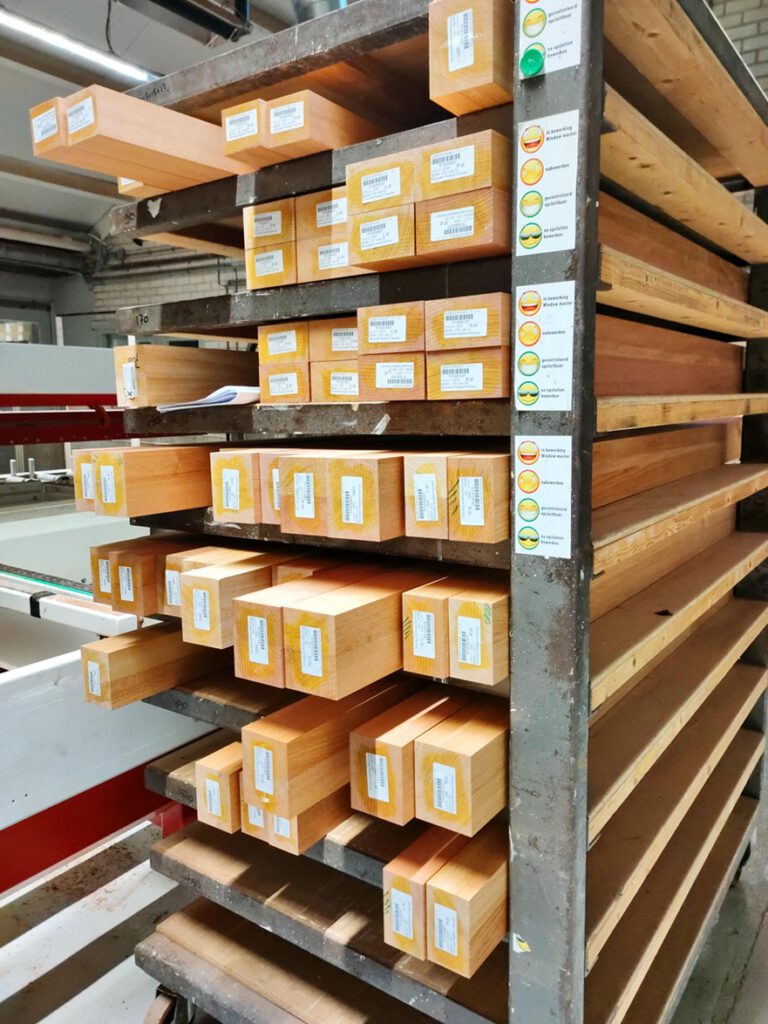 Mahonie hout kozijn kader, mahonie kozijnen, mahonie ramen, productie mahonie kozijnen,