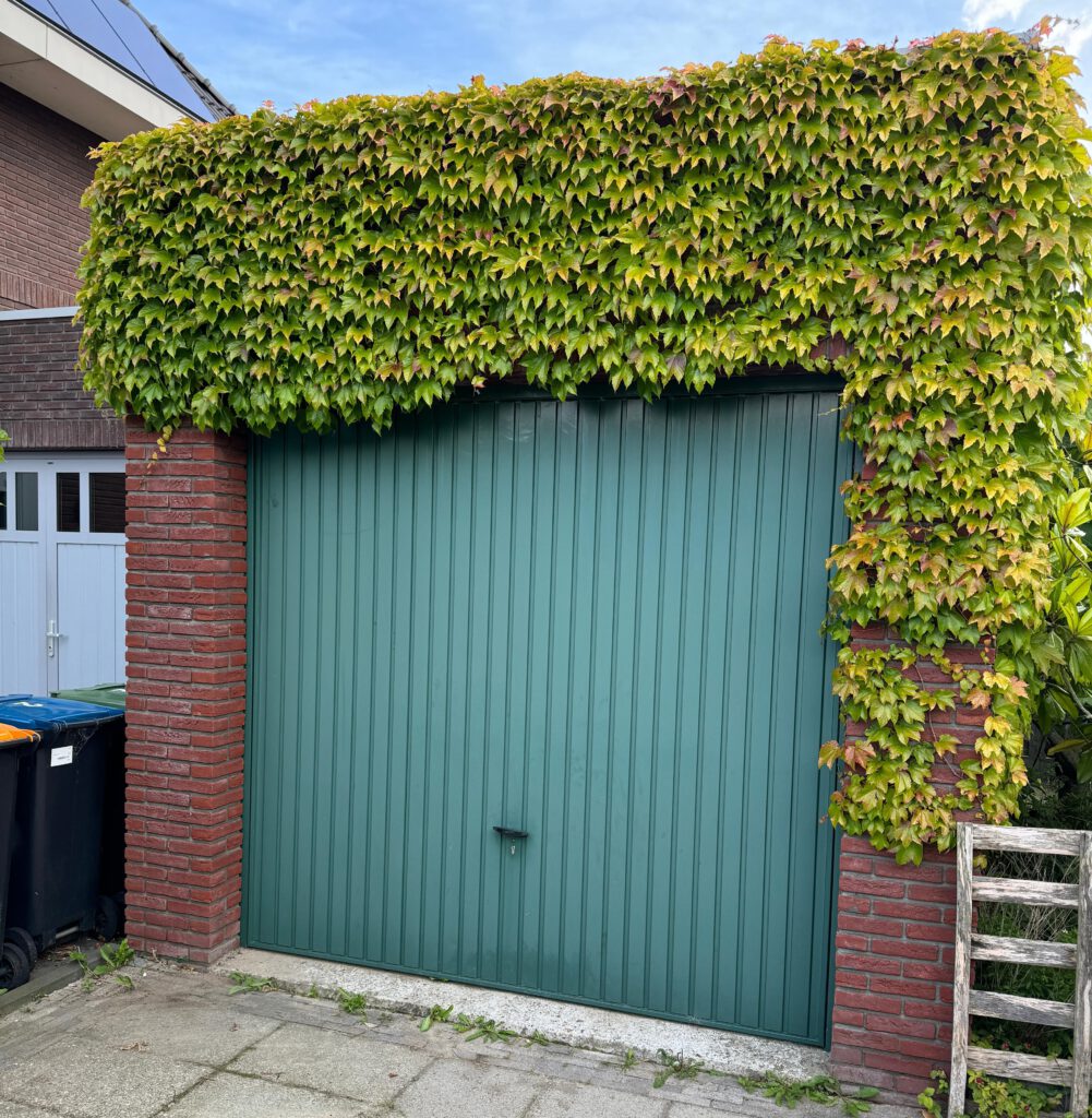 Stolpdeuren, garage deuren, dubbele deur, Kozijnen van Kuiters, kozijnen van hout, houten kozijnen, houten deuren, houten ramen, deur van hout, duurzame kozijnen, isolatie kozijnen, Accoya kozijnen, kozijn van Accoya, Accoya bekleding