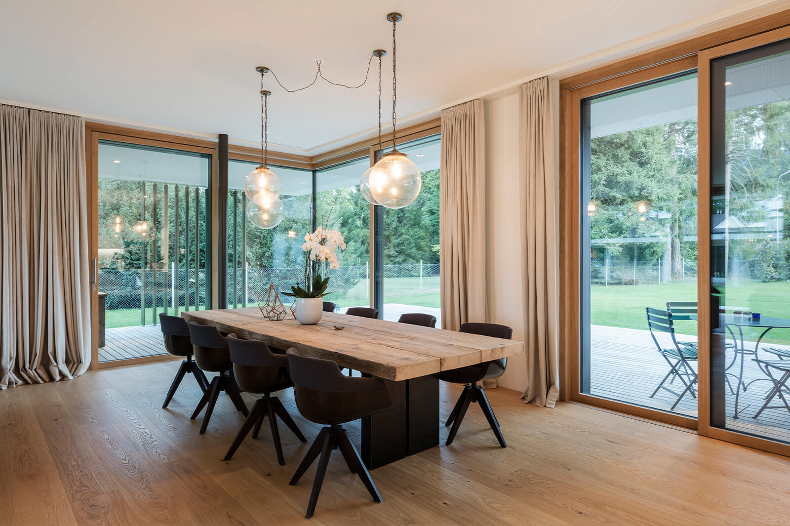 Kozijnen van Kuiters, kozijnen van hout, houten kozijnen, houten deuren, houten ramen, deur van hout, duurzame kozijnen, isolatie kozijnen, vouwdeuren, harmonica vouwdeuren, vouwpui, schuifpui, hf schuifpui, schuifdeuren,