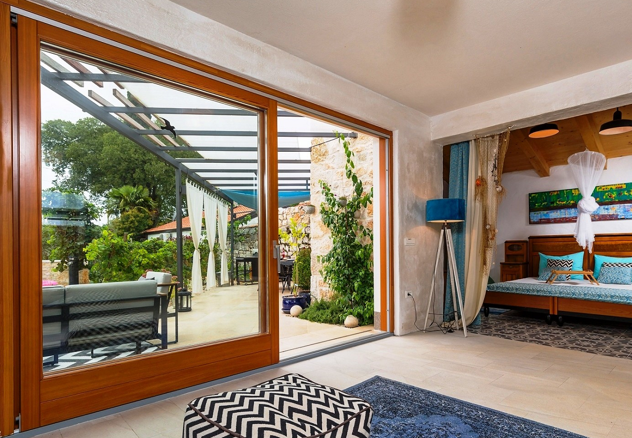 Kozijnen van Kuiters, kozijnen van hout, houten kozijnen, houten deuren, houten ramen, deur van hout, duurzame kozijnen, isolatie kozijnen, vouwdeuren, harmonica vouwdeuren, vouwpui, schuifpui, hf schuifpui, schuifdeuren,