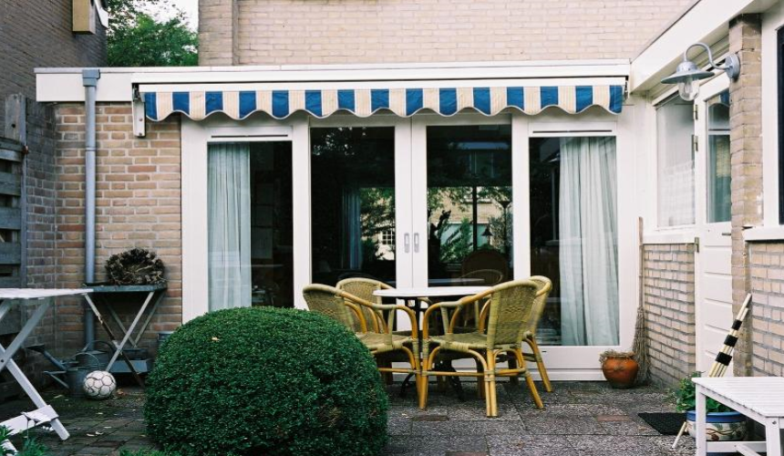 Deuren, ramen, hefschuifpui, vouwdeuren, harmonica vouwdeuren, schuiframen, authentieke kozijnen, duurzame kozijnen, isolerende kozijnen, Kozijnen van Kuiters, kozijnen van hout, houten kozijnen, houten deuren, houten ramen, isolatie kozijnen, Accoya kozijnen, kozijn van Accoya, Accoya bekleding,