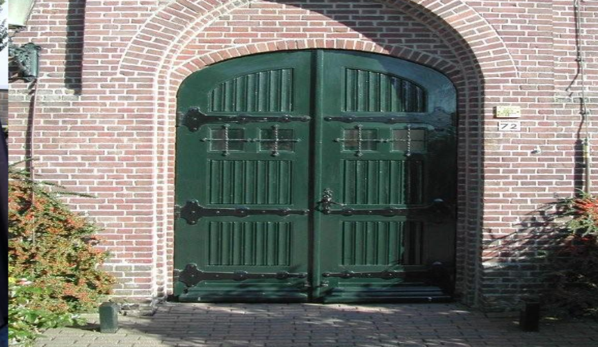 Stolpdeuren, garage deuren, dubbele deur, Kozijnen van Kuiters, kozijnen van hout, houten kozijnen, houten deuren, houten ramen, deur van hout, duurzame kozijnen, isolatie kozijnen, Accoya kozijnen, kozijn van Accoya, Accoya bekleding