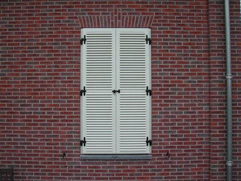 Kozijnen van Kuiters, kozijnen van hout, houten kozijnen, houten deuren, houten ramen, deur van hout, duurzame kozijnen, isolatie kozijnen, Accoya kozijnen, kozijn van Accoya, Accoya bekleding, luiken, shutters, buiten luik, louvre luiken,