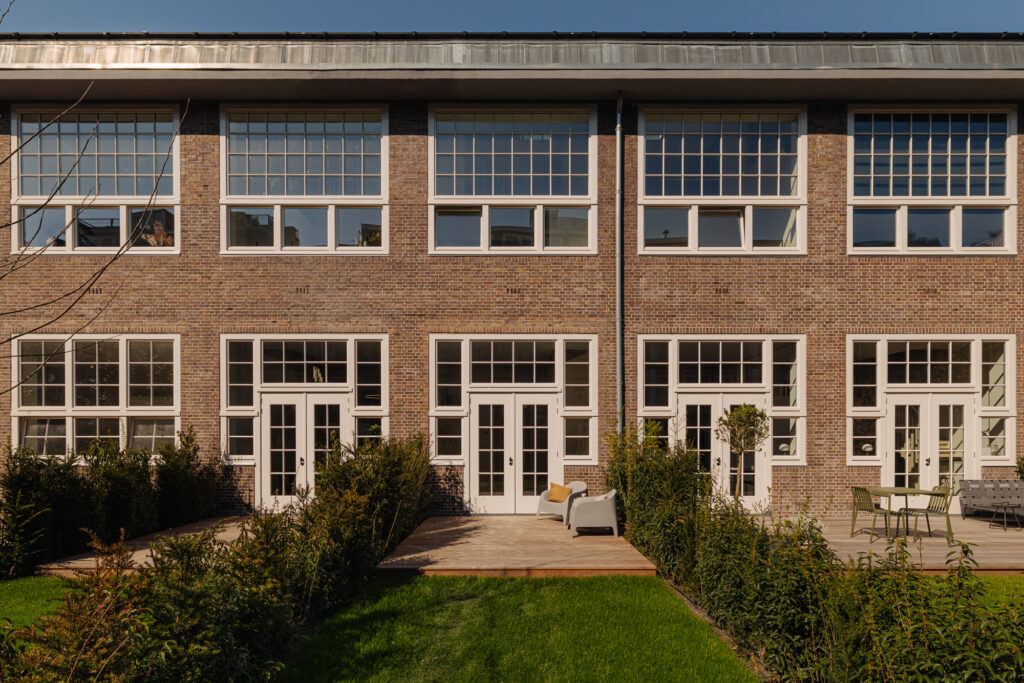 Kozijnen van Kuiters, kozijnen van hout, houten kozijnen, houten deuren, houten ramen, deur van hout, duurzame kozijnen, isolatie kozijnen, Accoya kozijnen, kozijn van Accoya, Accoya bekleding, luiken, shutters, buiten luik,