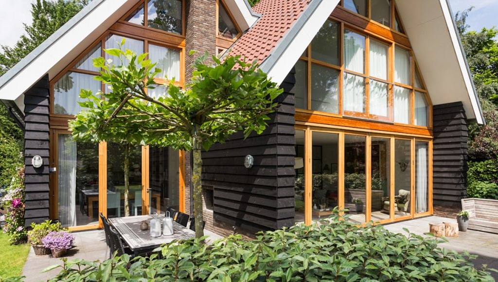 Accoya vouwdeuren, harmonica vouwdeuren van Accoya, Kozijnen van Kuiters, kozijnen van hout, houten kozijnen, houten deuren, houten ramen, deur van hout, duurzame kozijnen, isolatie kozijnen, vouwdeuren, harmonica vouwdeuren, vouwpui, schuifpui, hf schuifpui, schuifdeuren,