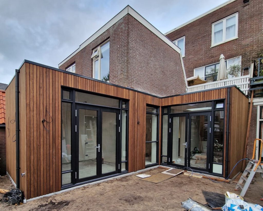 uitbouw, aanbouw, Kozijnen van Kuiters, kozijnen van hout, houten kozijnen, houten deuren, houten ramen, deur van hout, duurzame kozijnen, isolatie kozijnen, Accoya kozijnen, kozijn van Accoya, Accoya bekleding