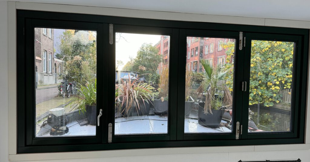 Accoya vouwramen, vouw-pui Accoya, Accoya terrasramen, Accoya terras vouwramen, Accoya harmonica ramen, vouwramen van Accoya, Kozijnen van Kuiters, Ramen van hout, houten schuiframenvouw, houten ramen van Accoya, Accoya houten ramen, duurzame harmonica vouwramen, Accoya vouw kozijnen, vouwramen, harmonica vouwraam, ramen, vouw systeem, Accoya,