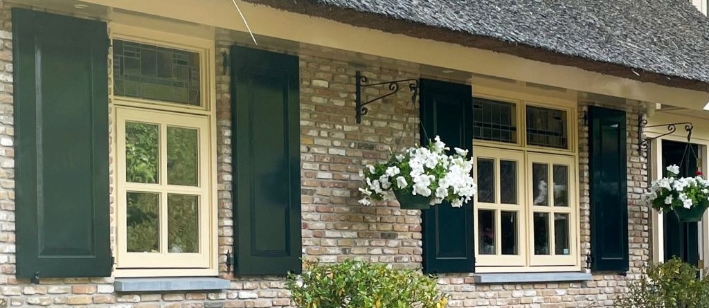 luiken, vensterluiken, raamluiken, Kuiters timmerfabriek, shutters buiten, houten luiken, luiken van hout,
