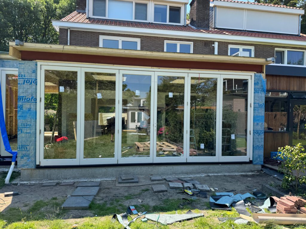 Accoya vouw, vouw-pui Accoya, Accoya terrasdeuren, Accoya terras vouwdeuren, Accoya harmonicadeuren, vouwdeuren van Accoya, Kozijnen van Kuiters, kozijnen van hout, houten schuifdeuren vouw, houten deuren van Accoya, Accoya deur hout, duurzame harmonica vouwpui, Accoya vouw kozijnen, vouwdeuren, harmonica vouwdeuren, vouwpui, veranda deuren, Accoya,