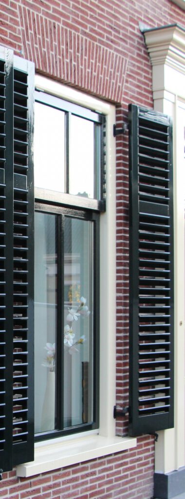 louvre luiken, luiken, houten luiken, shutters van hout, buiten shutters, buitenluiken, originele luiken, authentieke luiken, nostalgische luiken