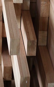 HOUTSOORTEN gemodificeerd,  GEMODIFICEERDE HOUTSOORTEN,
TOEPASSING IN HOUTEN GEVELELEMENTEN, gemodificeerde kozijnen, gemodificeerde ramen, gemodificeerde deuren 